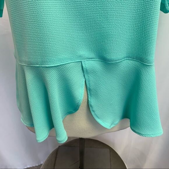 Bebe mint green short sleeve blouse size medium - Picture 5 of 11